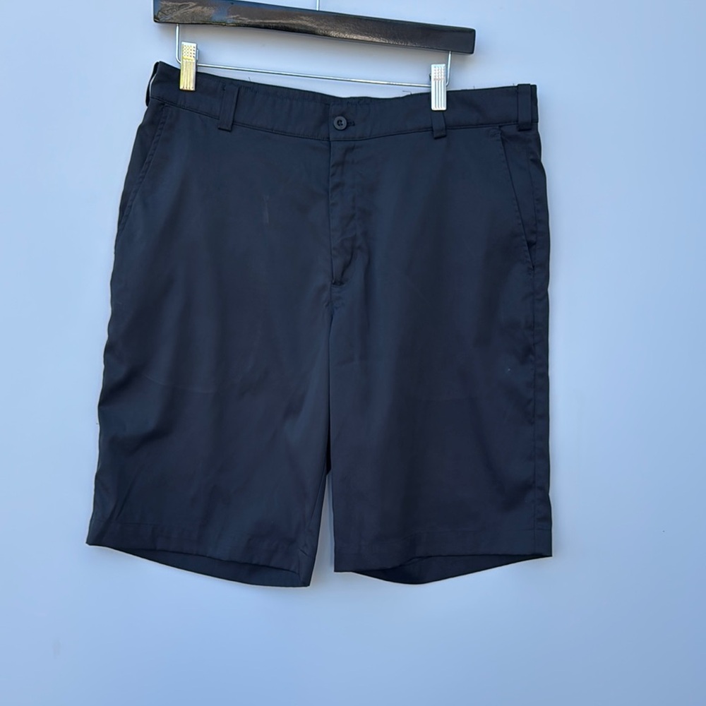 Nike men’s‎ size 33, Golf Black Flat Front Shorts Casual Versatility